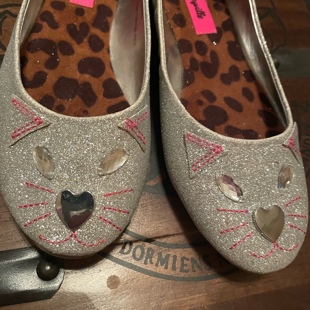Betsyville sparkling mouse slip on shoes, girls youth  size 4